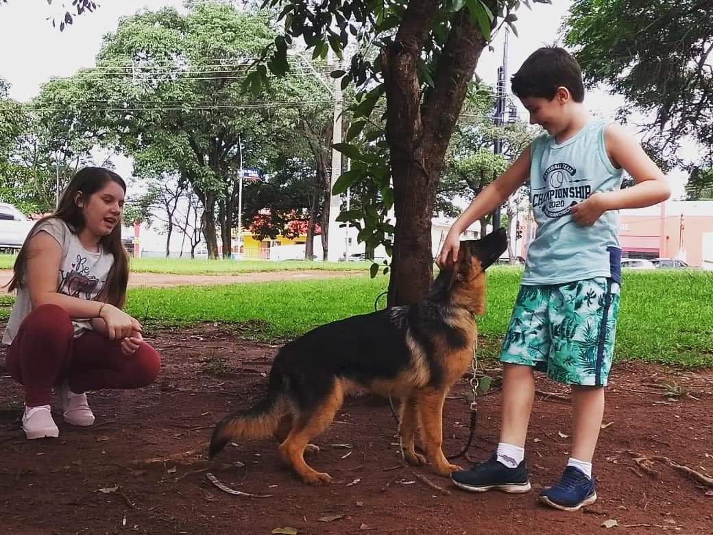 ju e lucas com filhote.jpeg